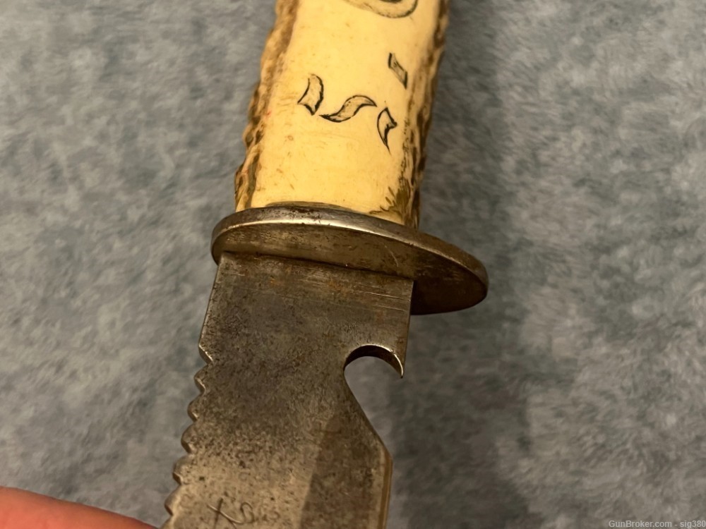 VINTAGE HUNTING KNIFE WITH CUSTOM BONE CARVED SCRIMSHAW BEAR HANDLE W/ SCAB-img-12