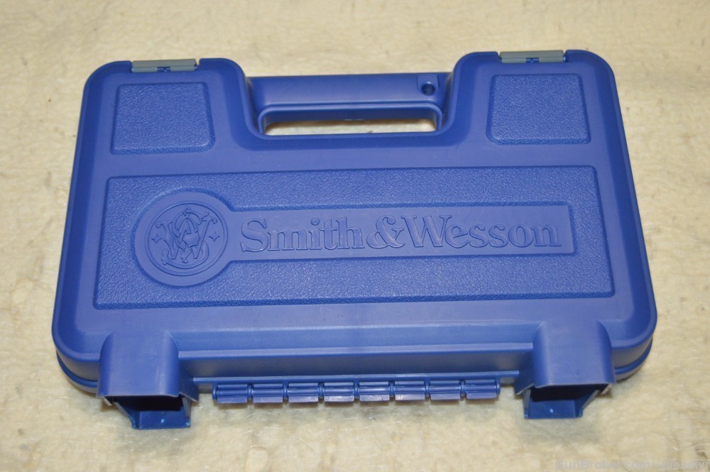COMPLETE IN BOX Smith & Wesson M&P 9mm 18 Shot 2 Mags -img-13