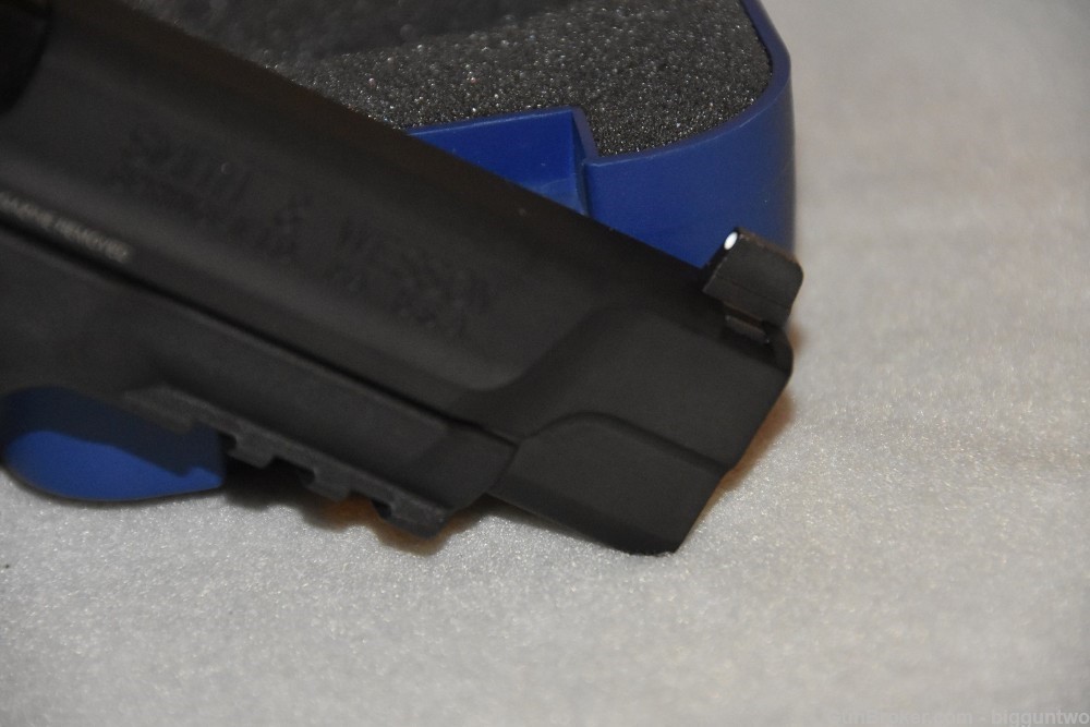 S & W M&P 40 ProSeries Core 40S&W Caliber Semi Auto Pistol New in Case-img-5