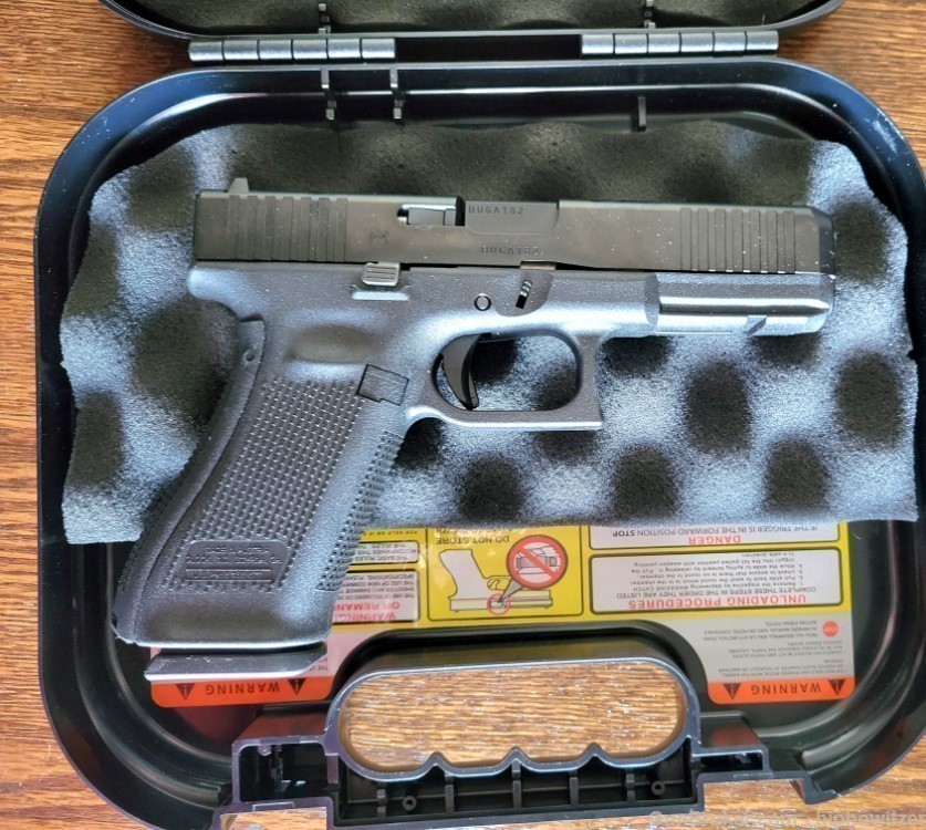 Glock 17 9mm 4.5" Bbl 2- 17rd Mag-img-3
