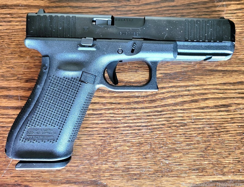 Glock 17 9mm 4.5" Bbl 2- 17rd Mag-img-0