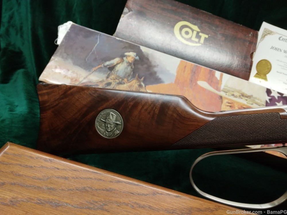 JOHN WAYNE COMMEMORATIVE COLLECTION RIFLE & REVOLVER WITH BELT AND HOLSTER -img-3