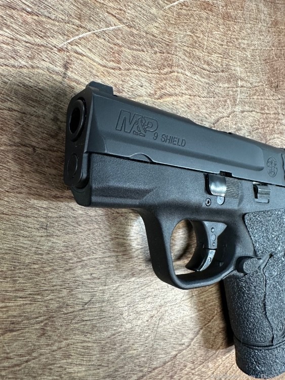 Smith & Wesson M&P9 Hiels in box 3 mags and trijicon HD  sights -img-9