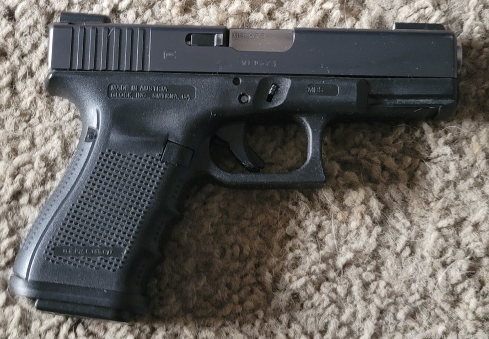 Glock Gen4 G23 .40 S&W Compact Pistol With Night Sights -img-0