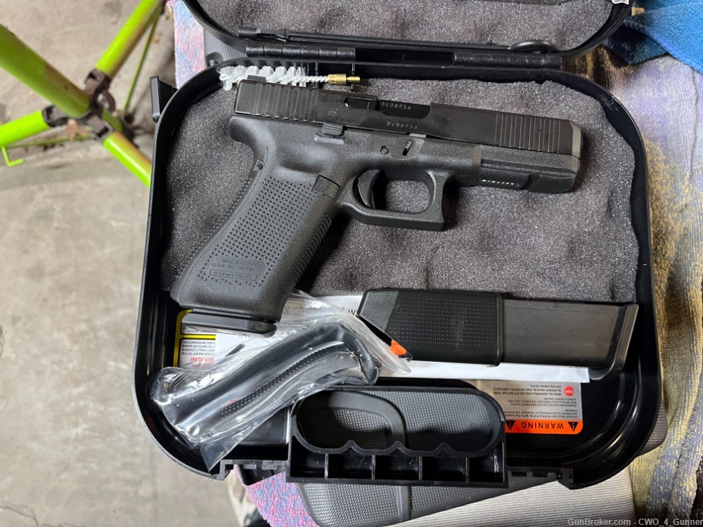 GLOCK G17 GEN 5 with factory Night Site-img-0