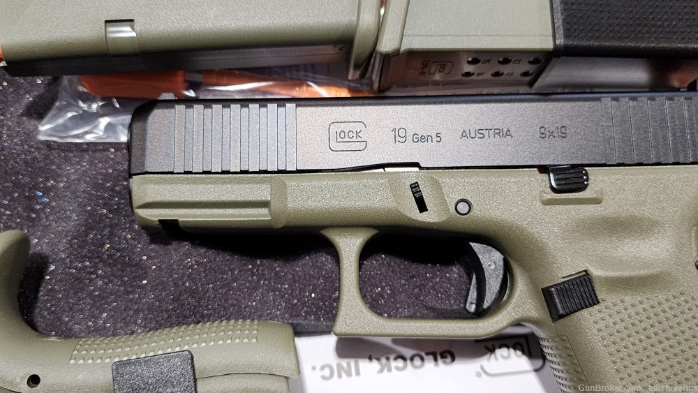 Glock 19 gen5 4" Battlefield green 9mm 3-15rd mags, PA195S203BFG-img-1