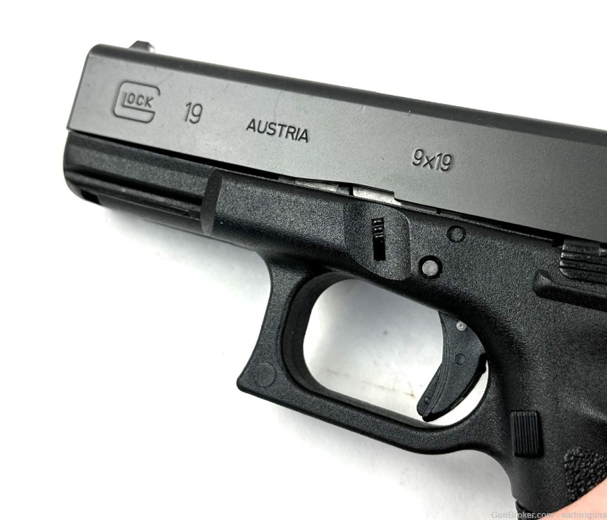 Glock 19 gen 3 9mm semi auto pistol 3 mags -img-4
