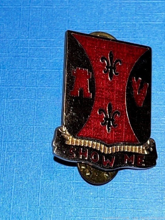 Vintage 196th Infantry Regiment Crest DI DUI Clutchback Pin IRA Green -img-1