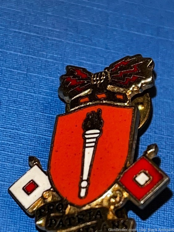 Vintage US Army Signal School Pro Patria Vigilans DI DUI Crest pin Meyer-img-4