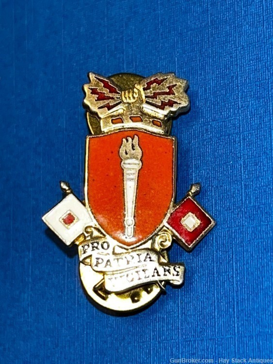 Vintage US Army Signal School Pro Patria Vigilans DI DUI Crest pin Meyer-img-0