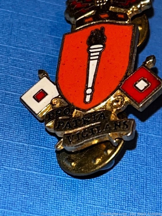 Vintage US Army Signal School Pro Patria Vigilans DI DUI Crest pin Meyer-img-3