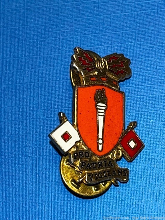 Vintage US Army Signal School Pro Patria Vigilans DI DUI Crest pin Meyer-img-1