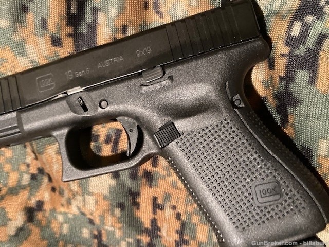 Glock G19 19 9mm with Night Sites  Excellent condition -img-0