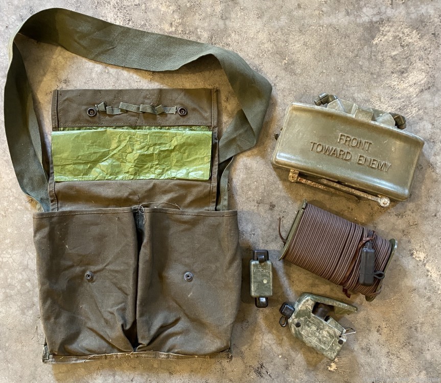 Real M18A1 Claymore Mine Complete Kit Dated 1975 Inert Vietnam -img-1