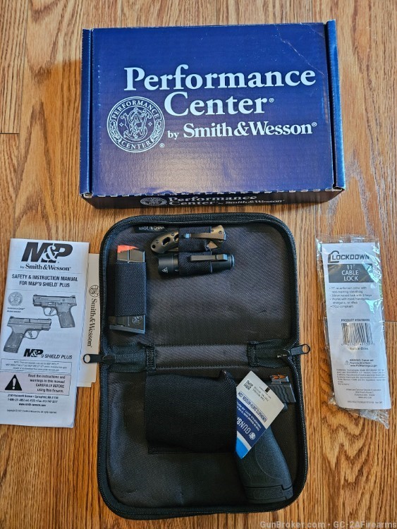 NIB!  Shield Plus Series PERFORMANCE CENTER® M&P 9  W/Carry Kit-img-0