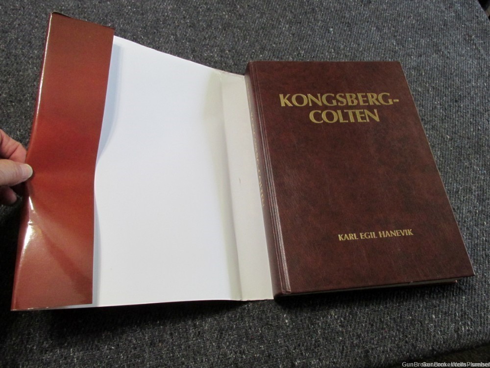 KONGSBERG-COLTEN NORWEGIAN BOOK ON 1911 PISTOLS OF NORWAY EXCELLENT (RARE)-img-2