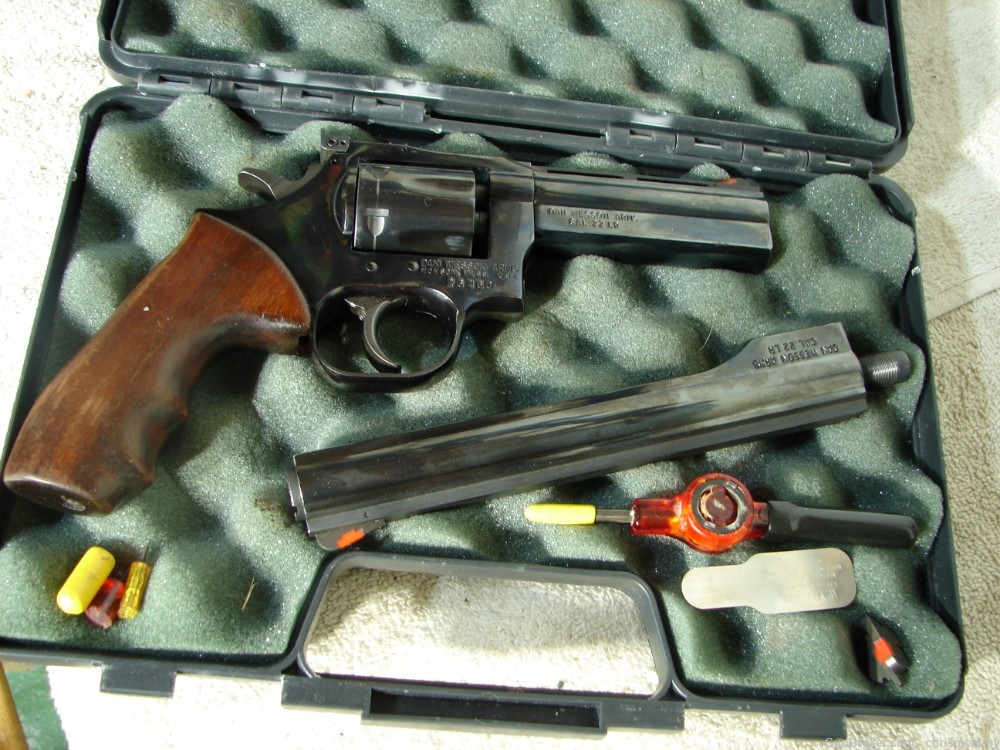 DAN WESSON 22 WITH 2 BARRELS AND EXTRAS NICE SET FOR TARGET OR HUNTING-img-40