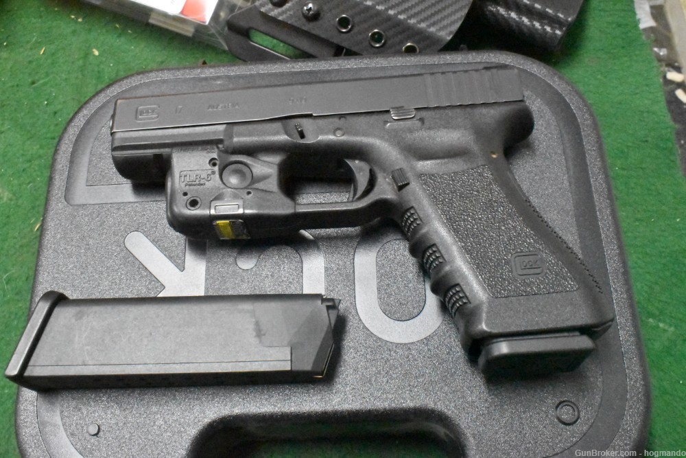 Glock 17 9mm with extras-img-1