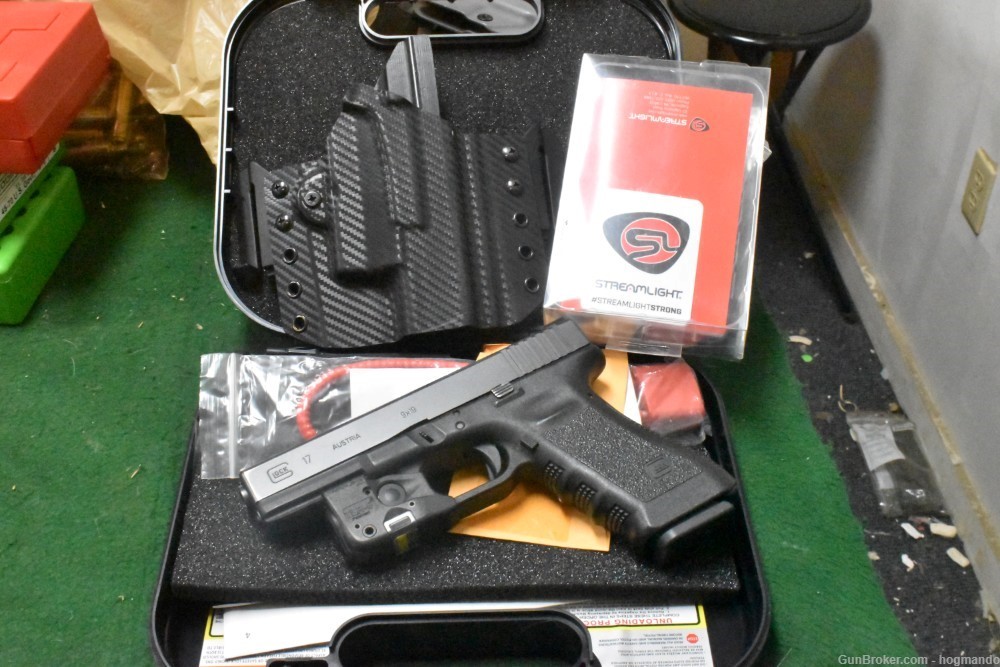 Glock 17 9mm with extras-img-0