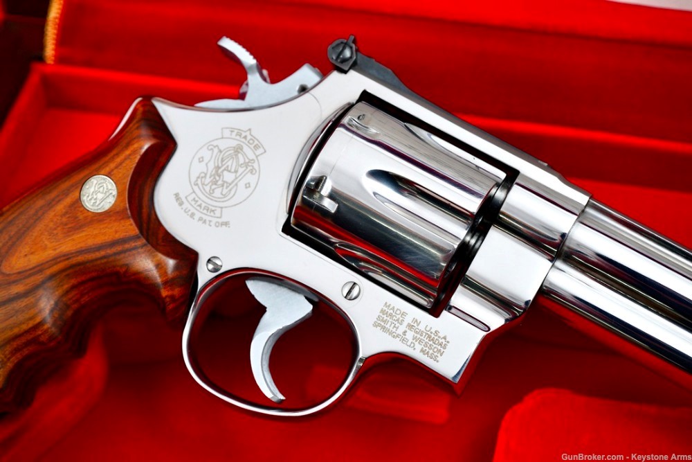 Spectacular Smith & Wesson 629 Magna Classic .44 MAG w/ Presentation Case-img-4