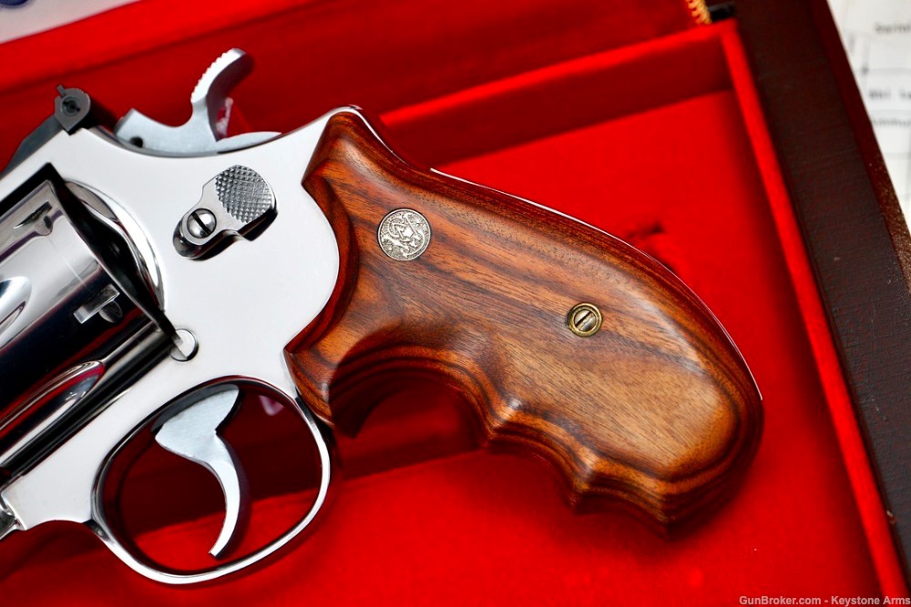 Spectacular Smith & Wesson 629 Magna Classic .44 MAG w/ Presentation Case-img-9