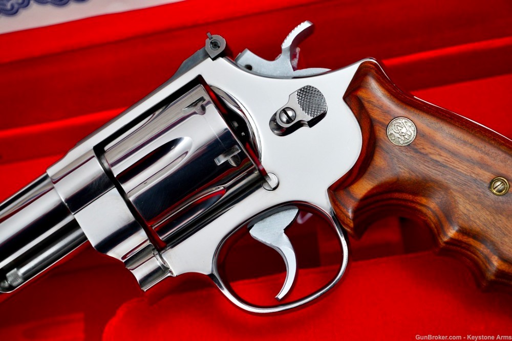 Spectacular Smith & Wesson 629 Magna Classic .44 MAG w/ Presentation Case-img-8