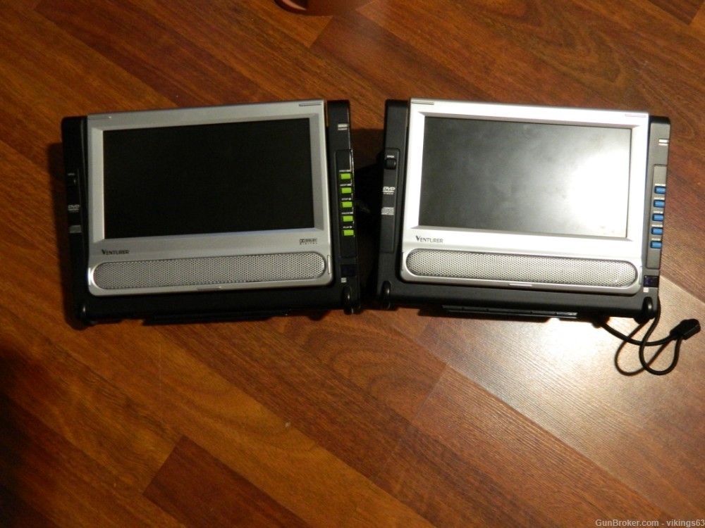 DVD Players Ventura (2)  Car & Home w/ adapters  Carry case 8" diag dolby -img-0
