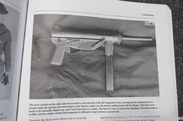 THE FIGHTING SUBMACHINE GUN, MACHINE PISTOL AND SHOTGUN REFERENCE BOOK-img-10