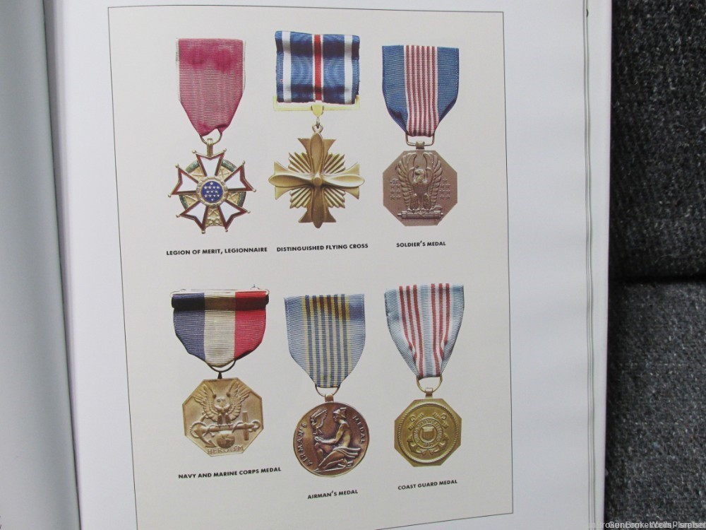 AMERICAN MILITARY INSIGNIA, MEDALS AND DECORATIONS BY FOWLER AND KERRIGAN -img-13