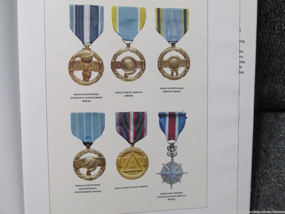 AMERICAN MILITARY INSIGNIA, MEDALS AND DECORATIONS BY FOWLER AND KERRIGAN -img-17
