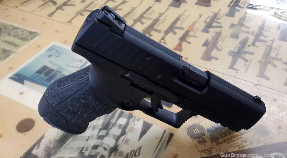 Walther PPQ M2 BLK 22LR 12+1 Germany w/case & extra mag-img-8
