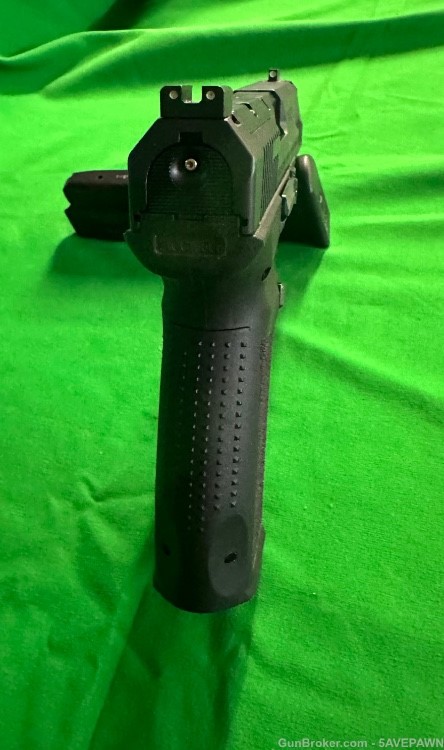 CANIK METE SFT  9mm  semi auto pistol  excellent condition -img-4
