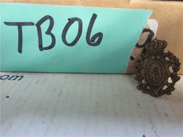 [TB06b] WWI crown brass pin badge  1 1/8" tall.-img-0