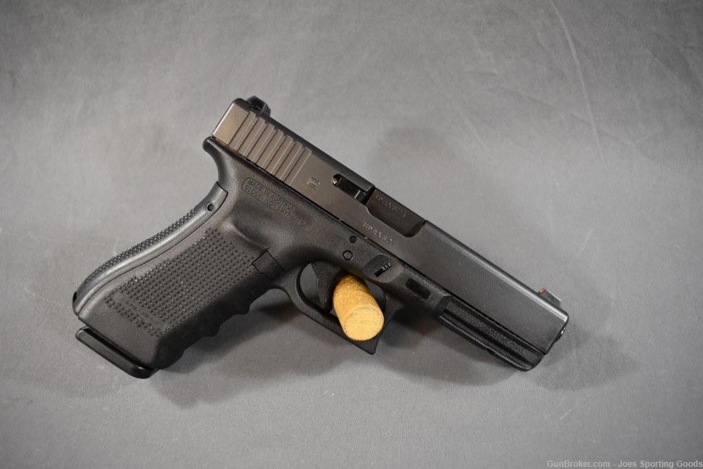 Police Trade In - Glock 17 Gen-4 9mm w/ Factory Case & Night Sights-img-1