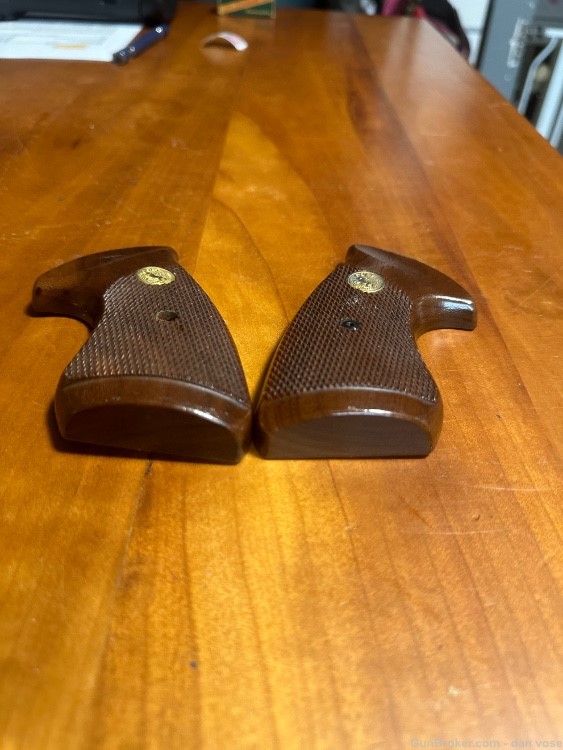Colt factory wood grips with medallion excellent cond. -img-3