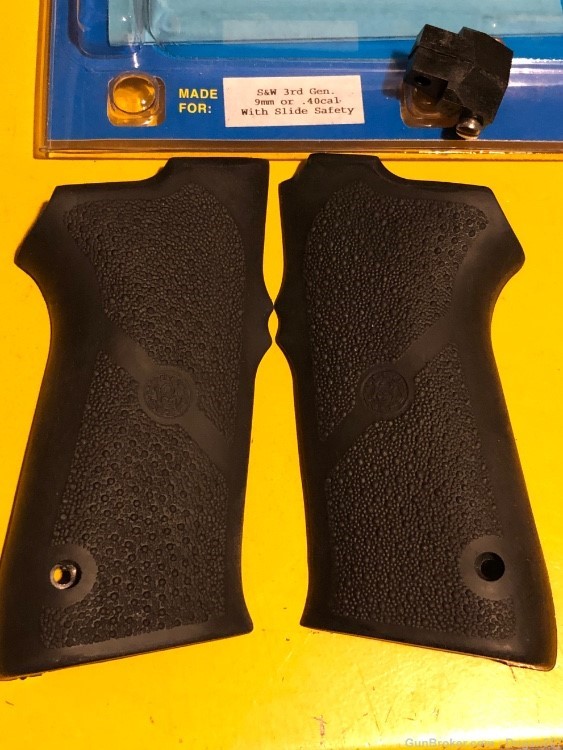S&W full size 9mm and 40 cal gen 3 pistol grips-img-2