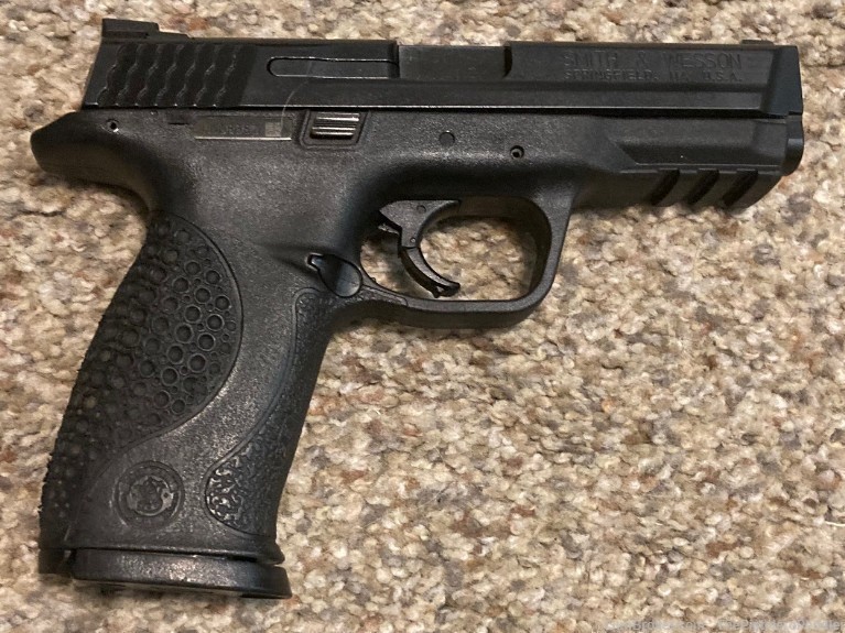 S&W M&P40 with Night Sights-img-1