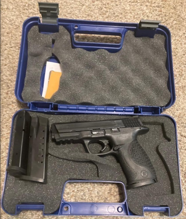 S&W M&P40 with Night Sights-img-2