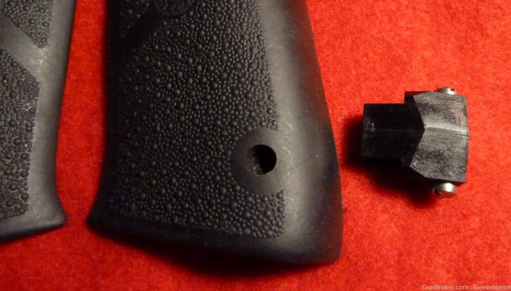Hogue S&W, Full Size 9mm/40 Caliber Pistol Rubber Grip Panels, Black, 40010-img-1