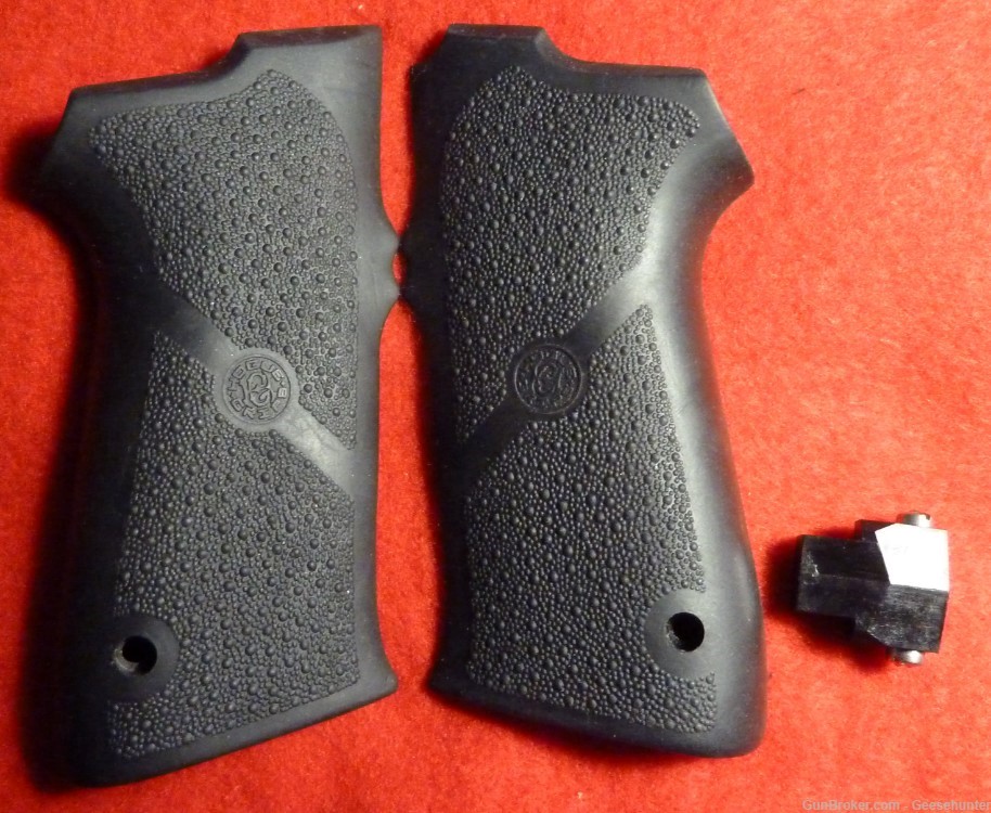 Hogue S&W, Full Size 9mm/40 Caliber Pistol Rubber Grip Panels, Black, 40010-img-0