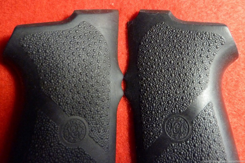 Hogue S&W, Full Size 9mm/40 Caliber Pistol Rubber Grip Panels, Black, 40010-img-3