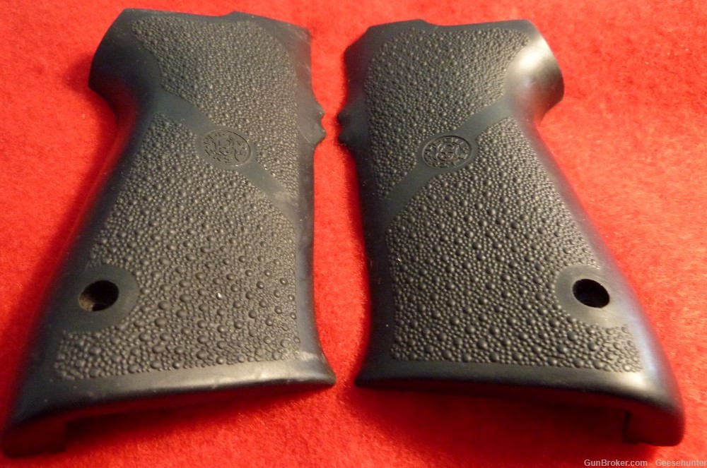 Hogue S&W, Full Size 9mm/40 Caliber Pistol Rubber Grip Panels, Black, # 2-img-1
