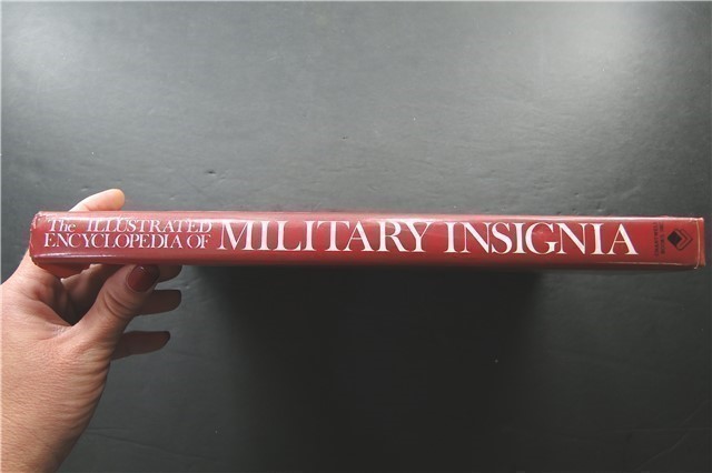 MILITARY INSIGNIA OF THE 20TH CENTURY HARDCOVER-img-1