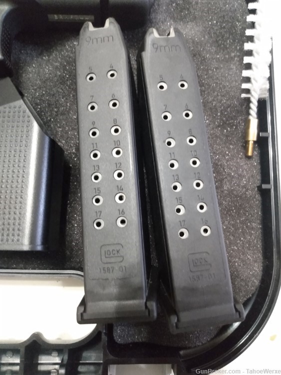 Glock G17 Gen3 9mm New In Box with 2 17 Rnd Mags-img-6