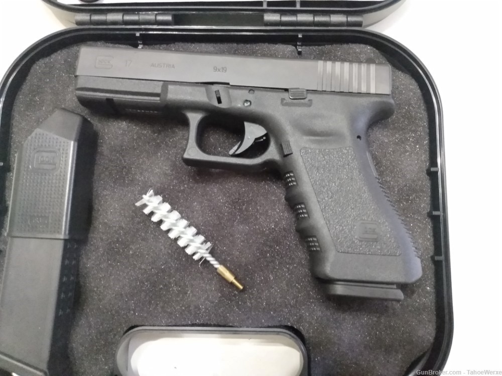 Glock G17 Gen3 9mm New In Box with 2 17 Rnd Mags-img-1