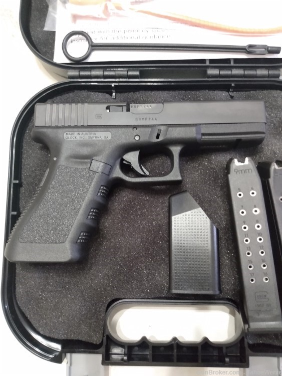 Glock G17 Gen3 9mm New In Box with 2 17 Rnd Mags-img-5