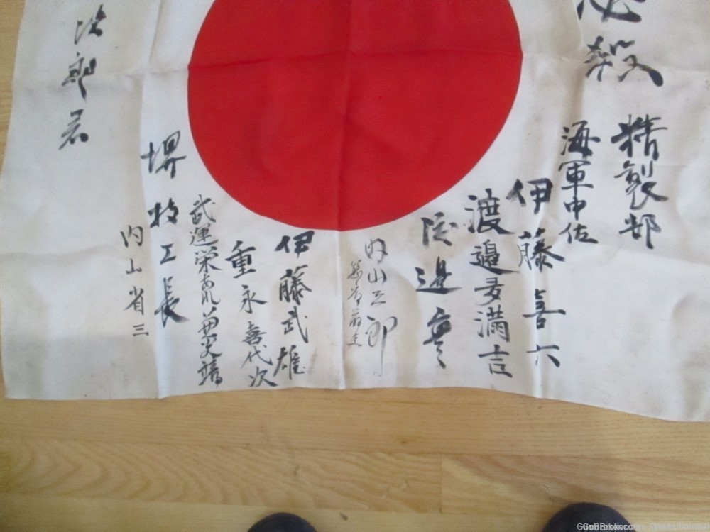JAPANESE WWII SOLDIERS SIGNED MEATBALL FLAG WITH CHARACTERS -img-1