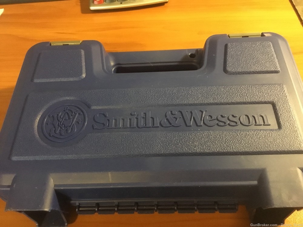 Smith & Wesson M&P9, 9mm, 17rd. 4.25” barrel. No thumb safety NEW-img-5