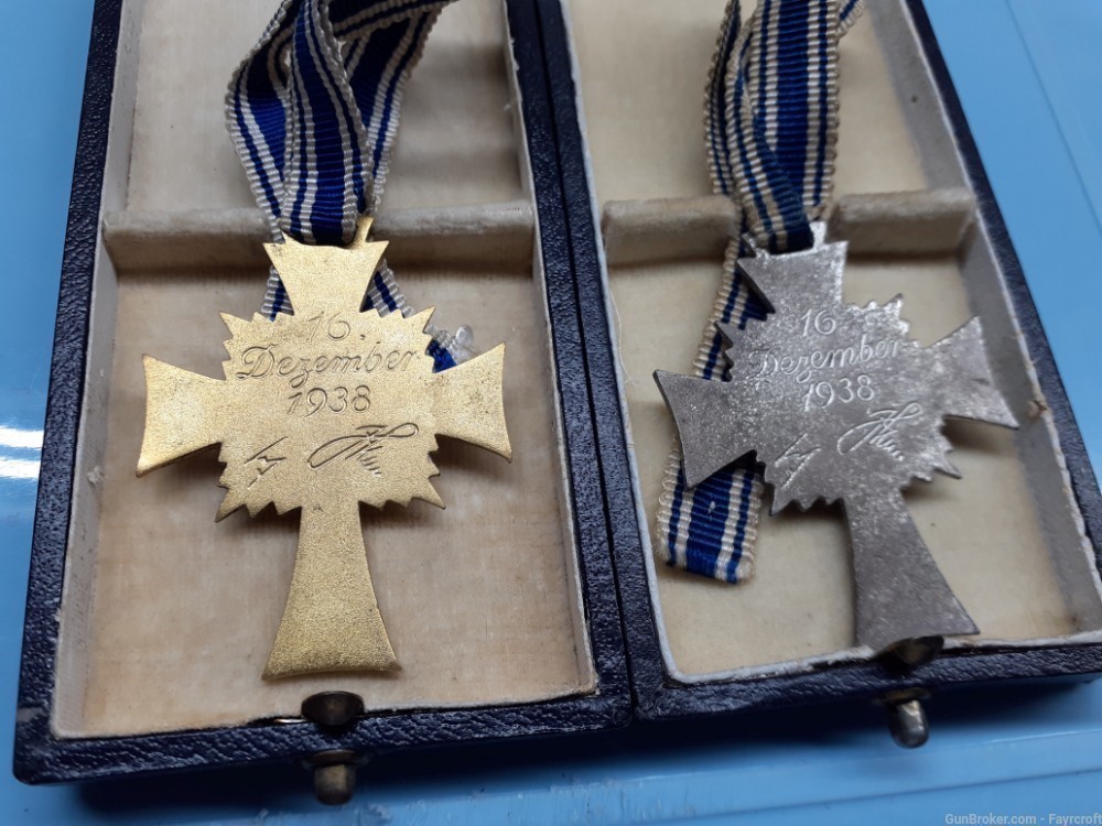 Beautiful Condition WWII German Mothers Cross Gold & Silver-img-1