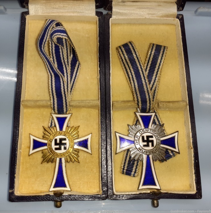Beautiful Condition WWII German Mothers Cross Gold & Silver-img-0